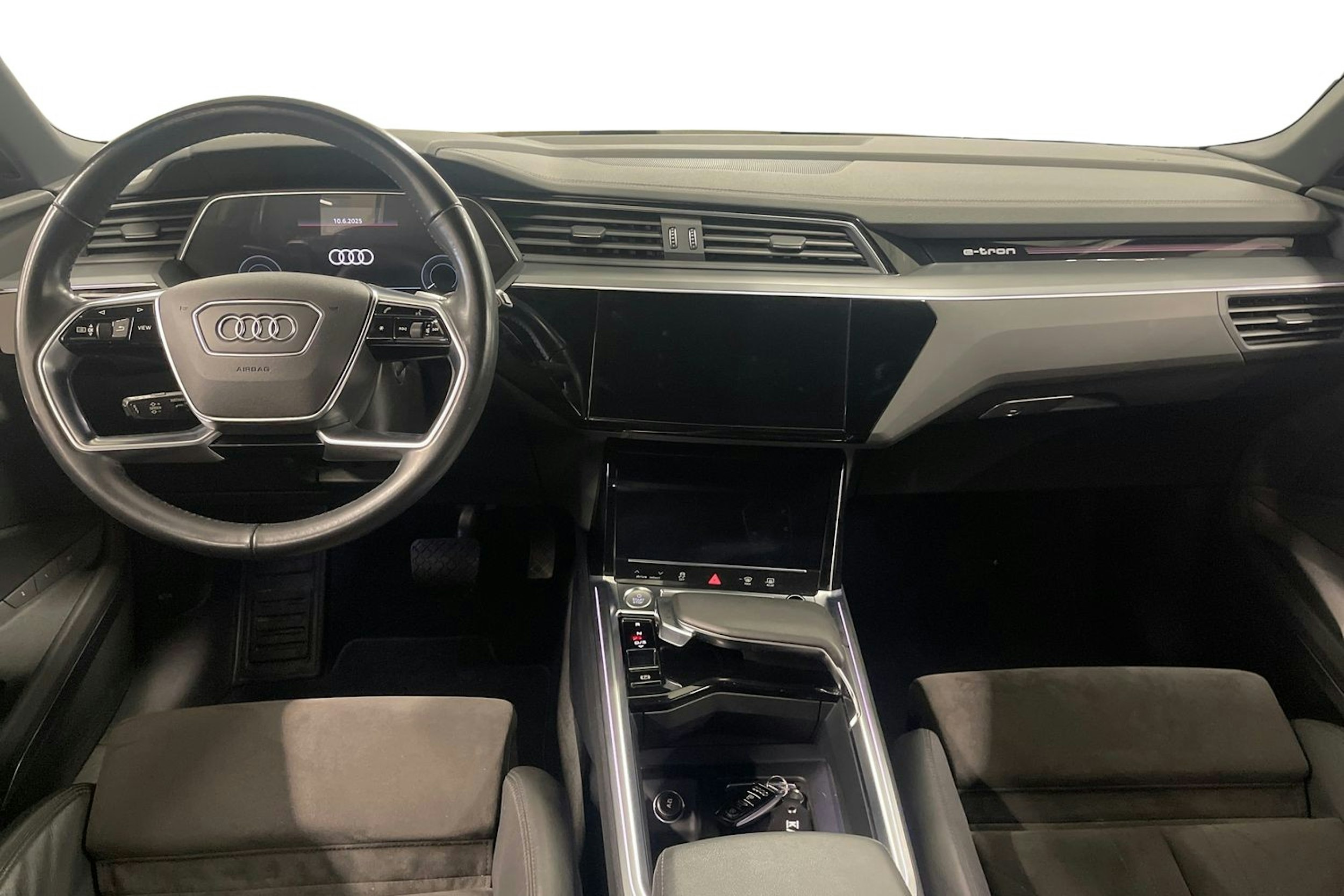 valkoinen Audi e-tron 2019 kuva 9.