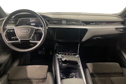 valkoinen Audi e-tron 2019 kuva 9.