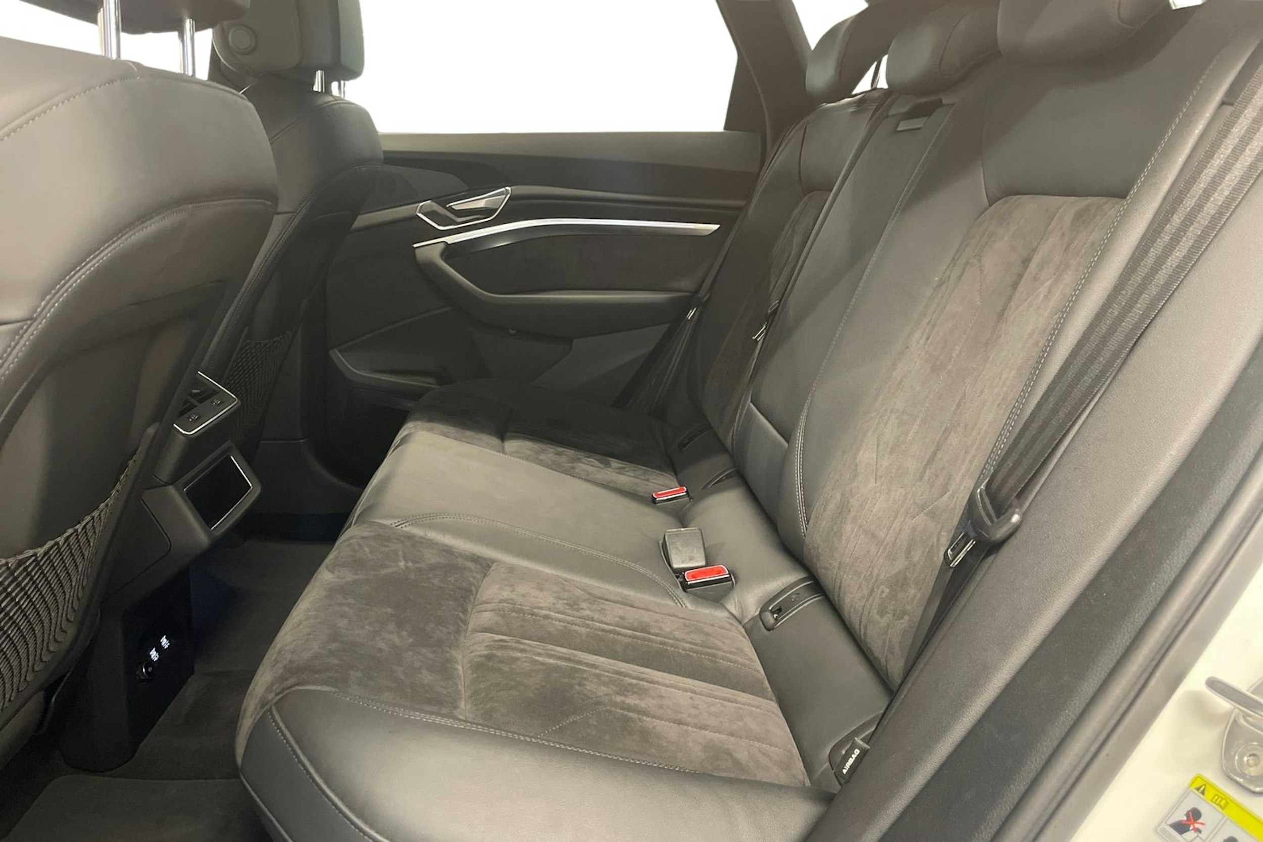 valkoinen Audi e-tron 2019 kuva 10.