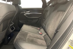 valkoinen Audi e-tron 2019 kuva 10.