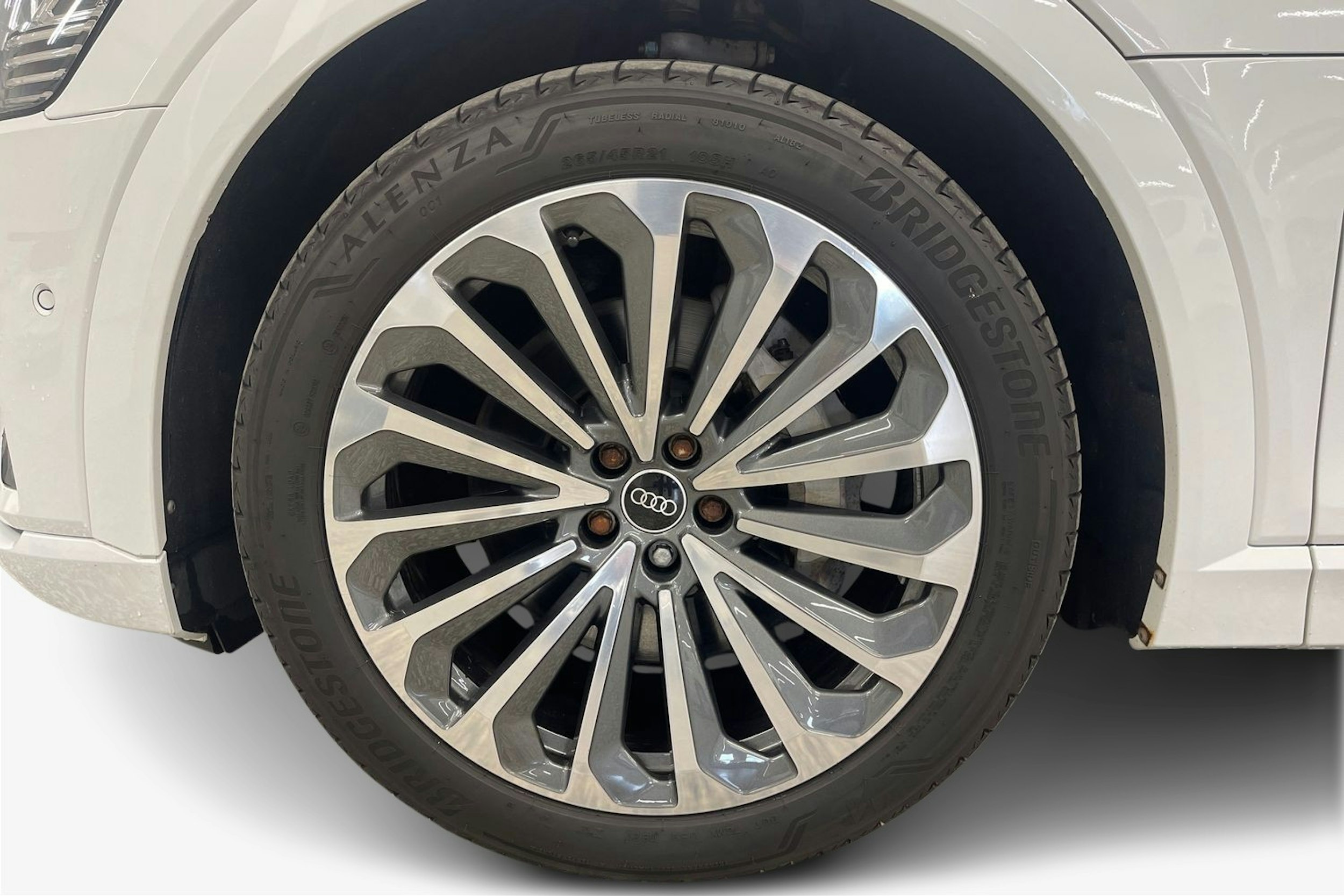valkoinen Audi e-tron 2019 kuva 11.