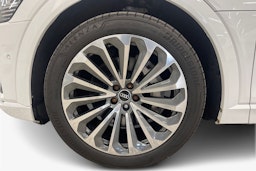 valkoinen Audi e-tron 2019 kuva 11.