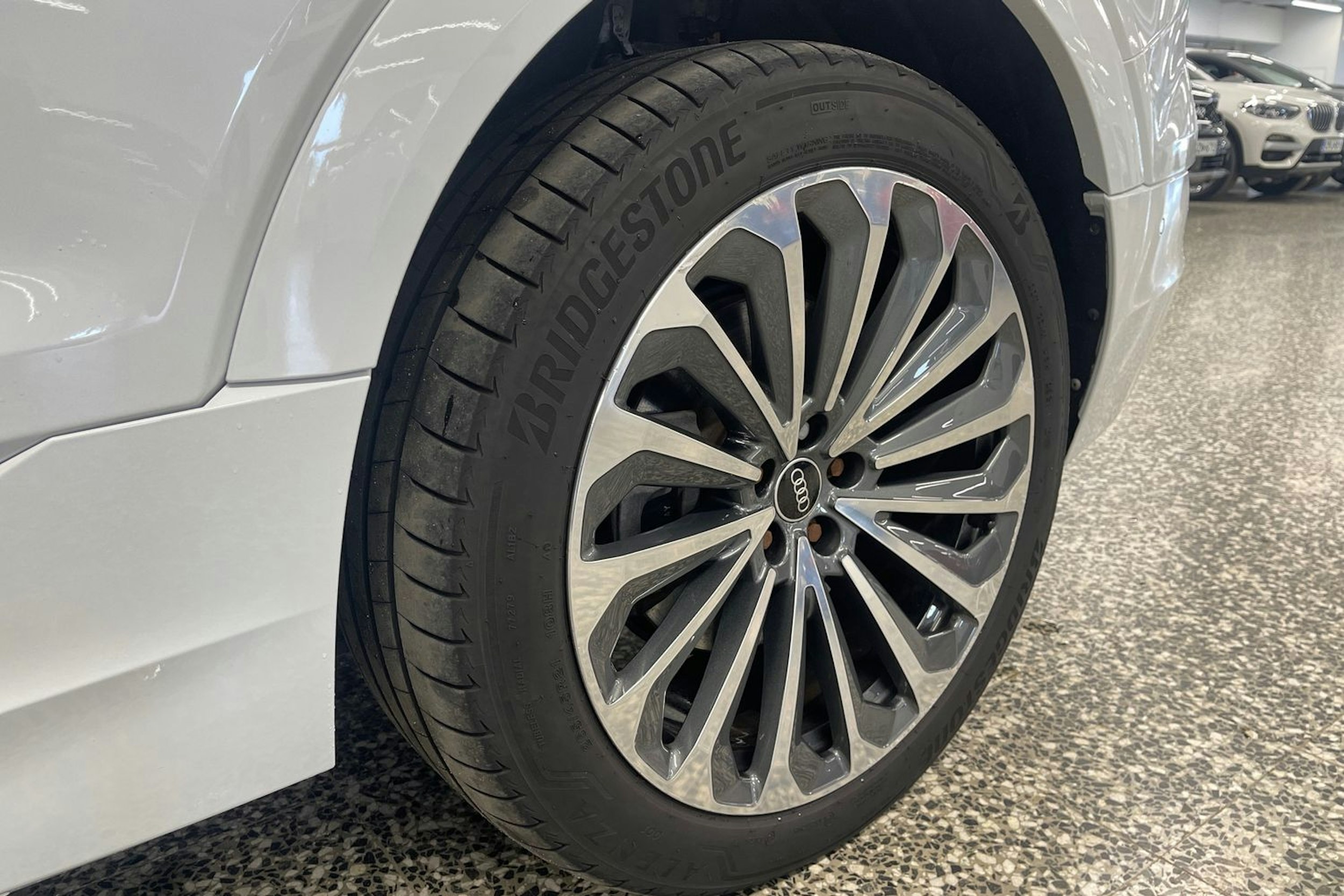 valkoinen Audi e-tron 2019 kuva 13.