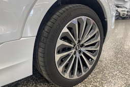 valkoinen Audi e-tron 2019 kuva 13.