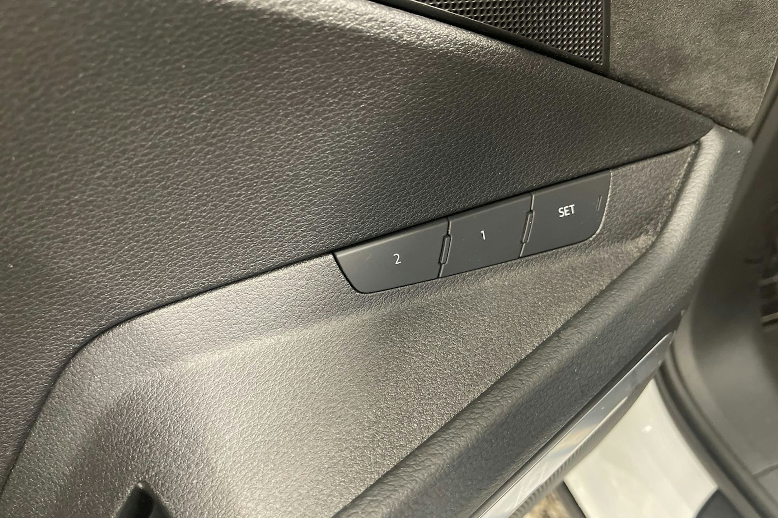 valkoinen Audi e-tron 2019 kuva 14.