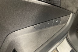 valkoinen Audi e-tron 2019 kuva 14.
