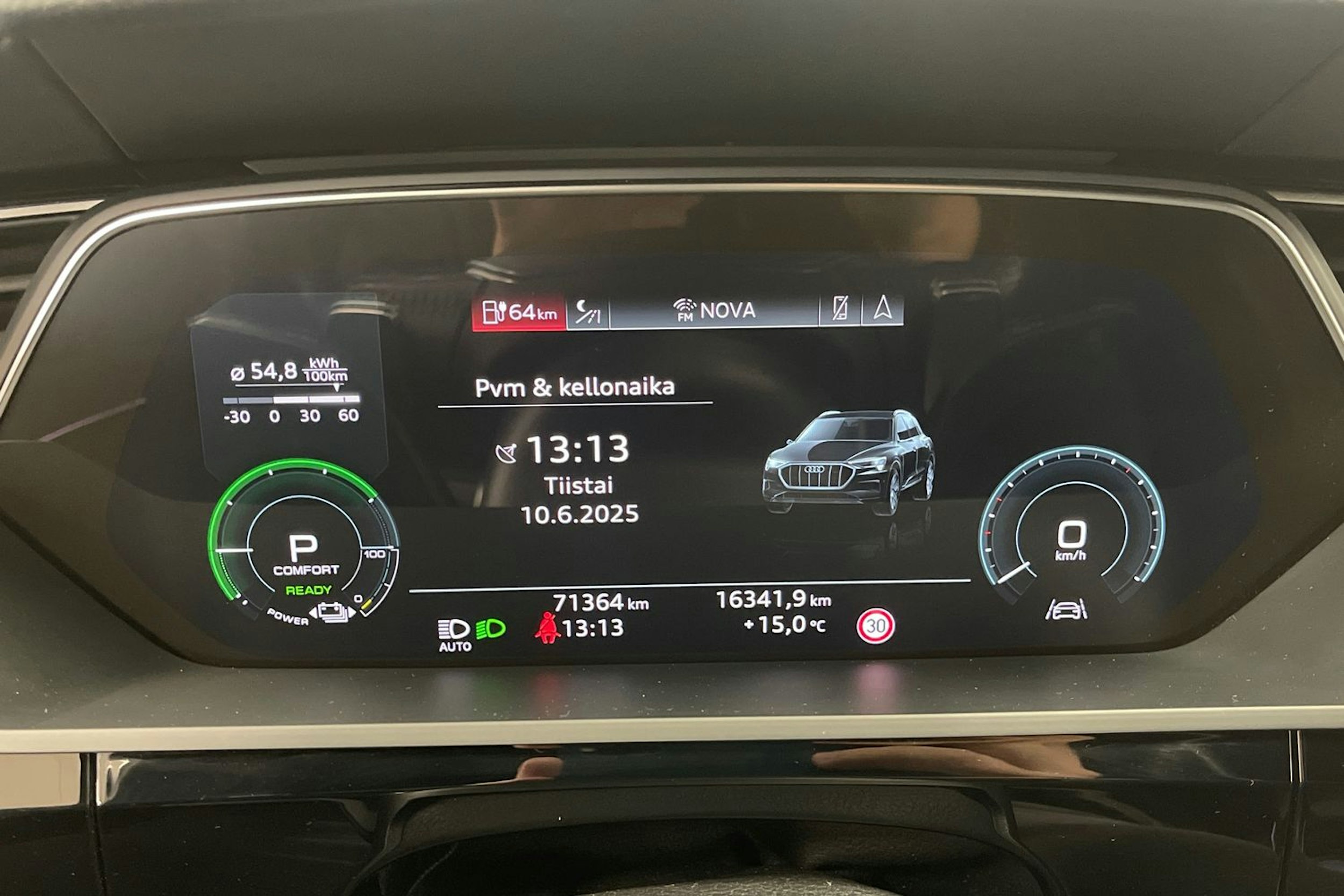 valkoinen Audi e-tron 2019 kuva 17.