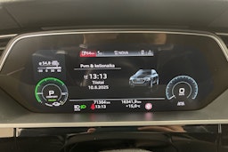 valkoinen Audi e-tron 2019 kuva 17.