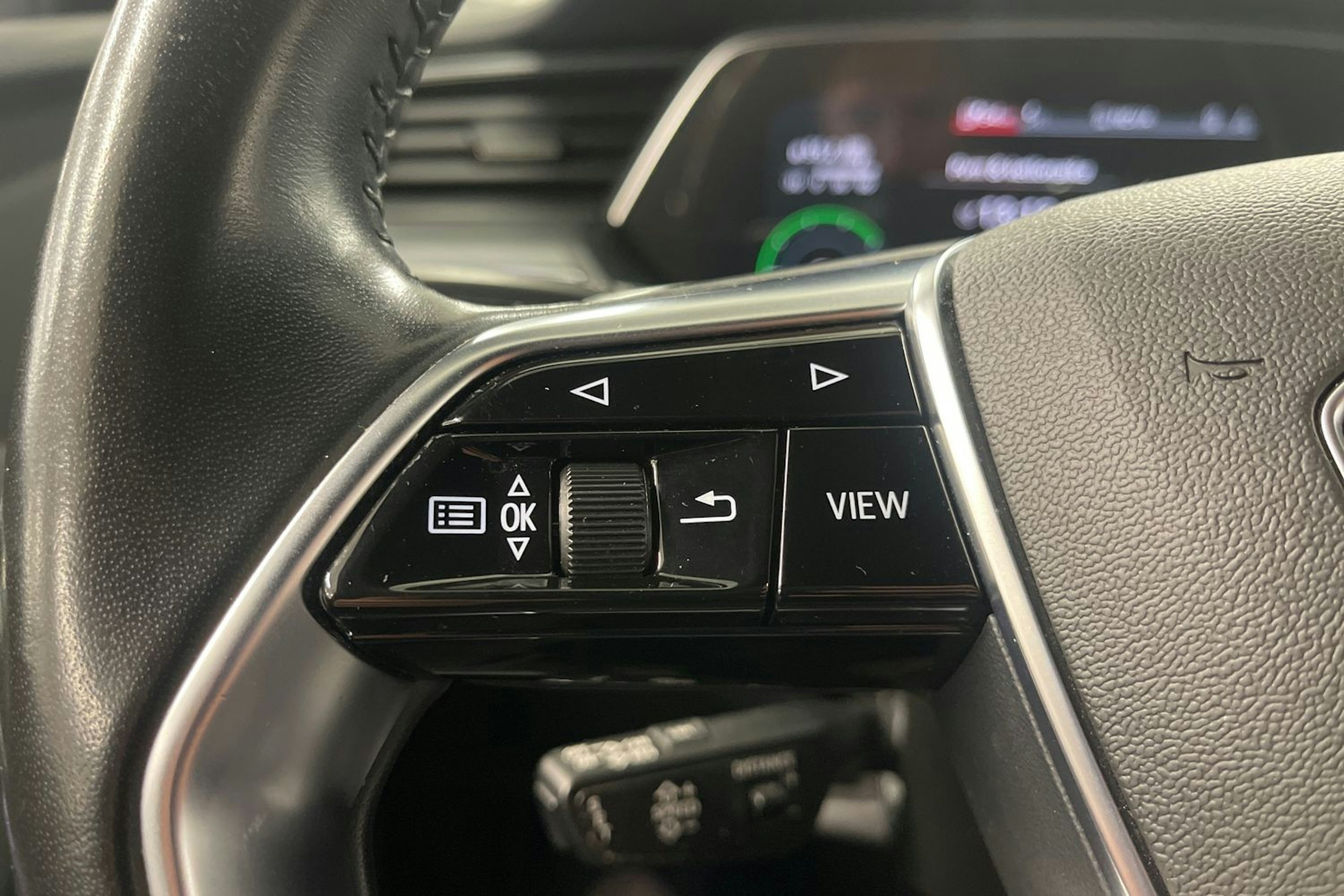 valkoinen Audi e-tron 2019 kuva 19.