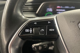valkoinen Audi e-tron 2019 kuva 19.