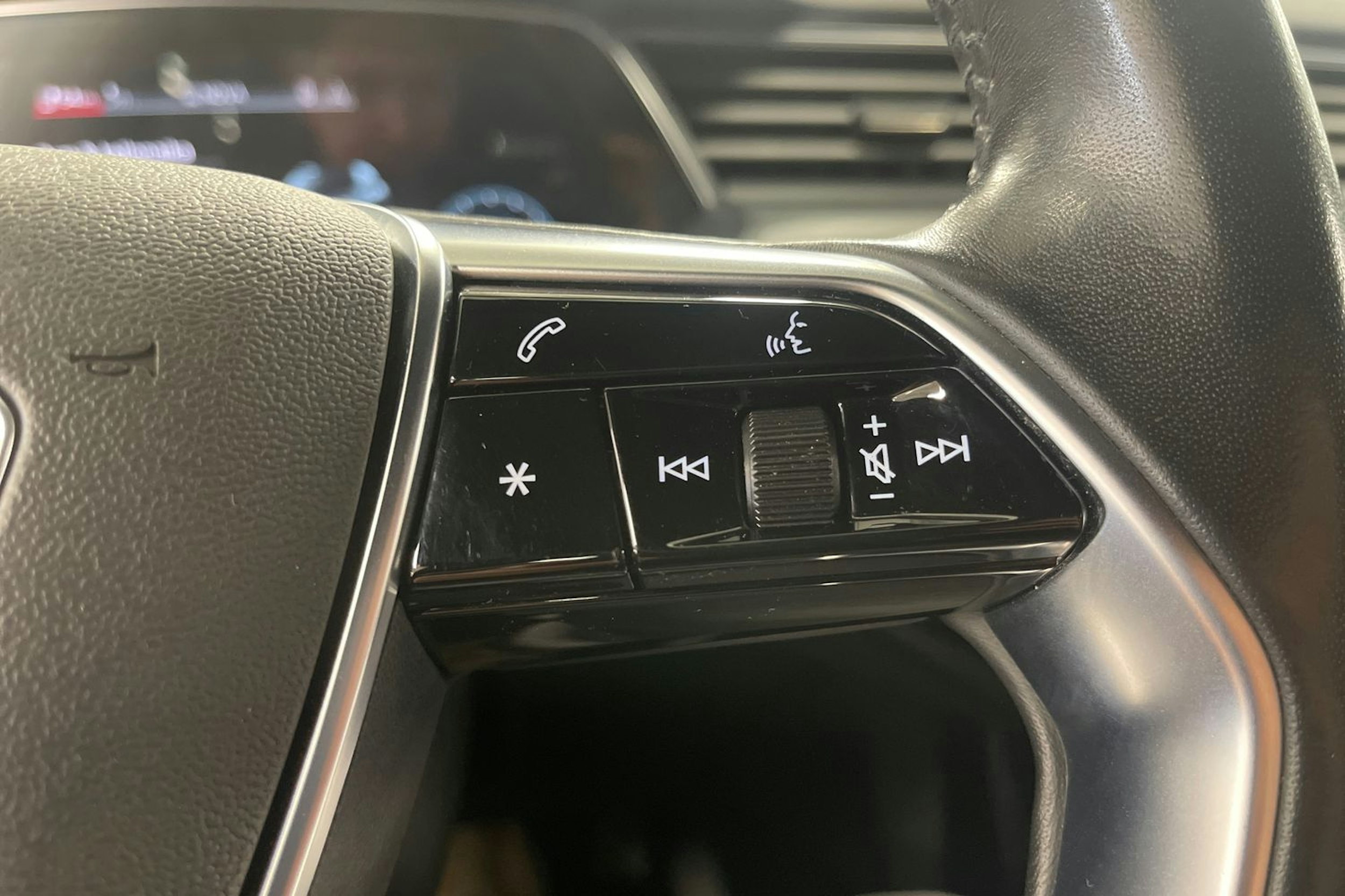 valkoinen Audi e-tron 2019 kuva 20.