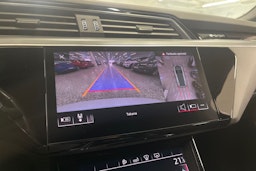 valkoinen Audi e-tron 2019 kuva 21.