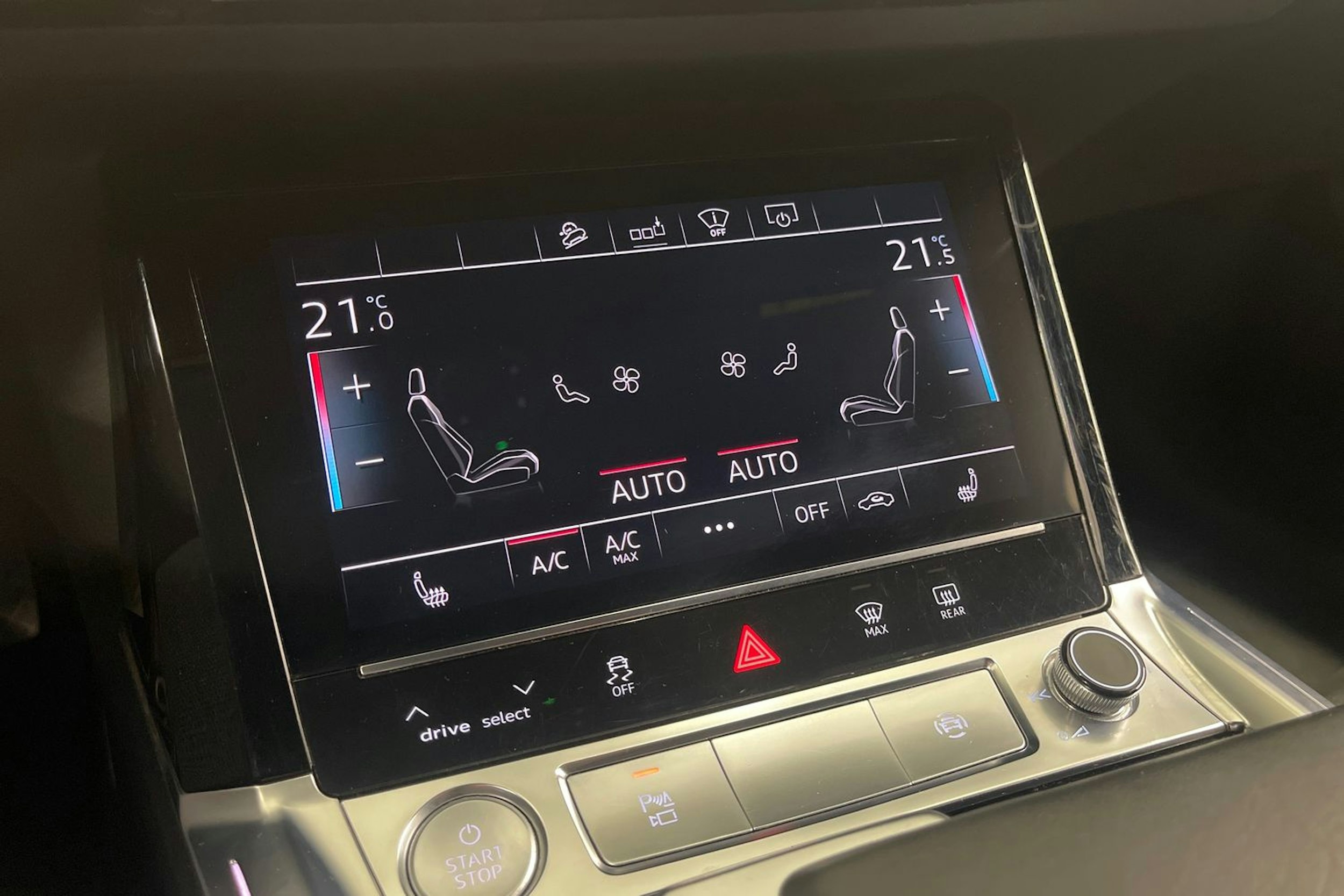 valkoinen Audi e-tron 2019 kuva 22.