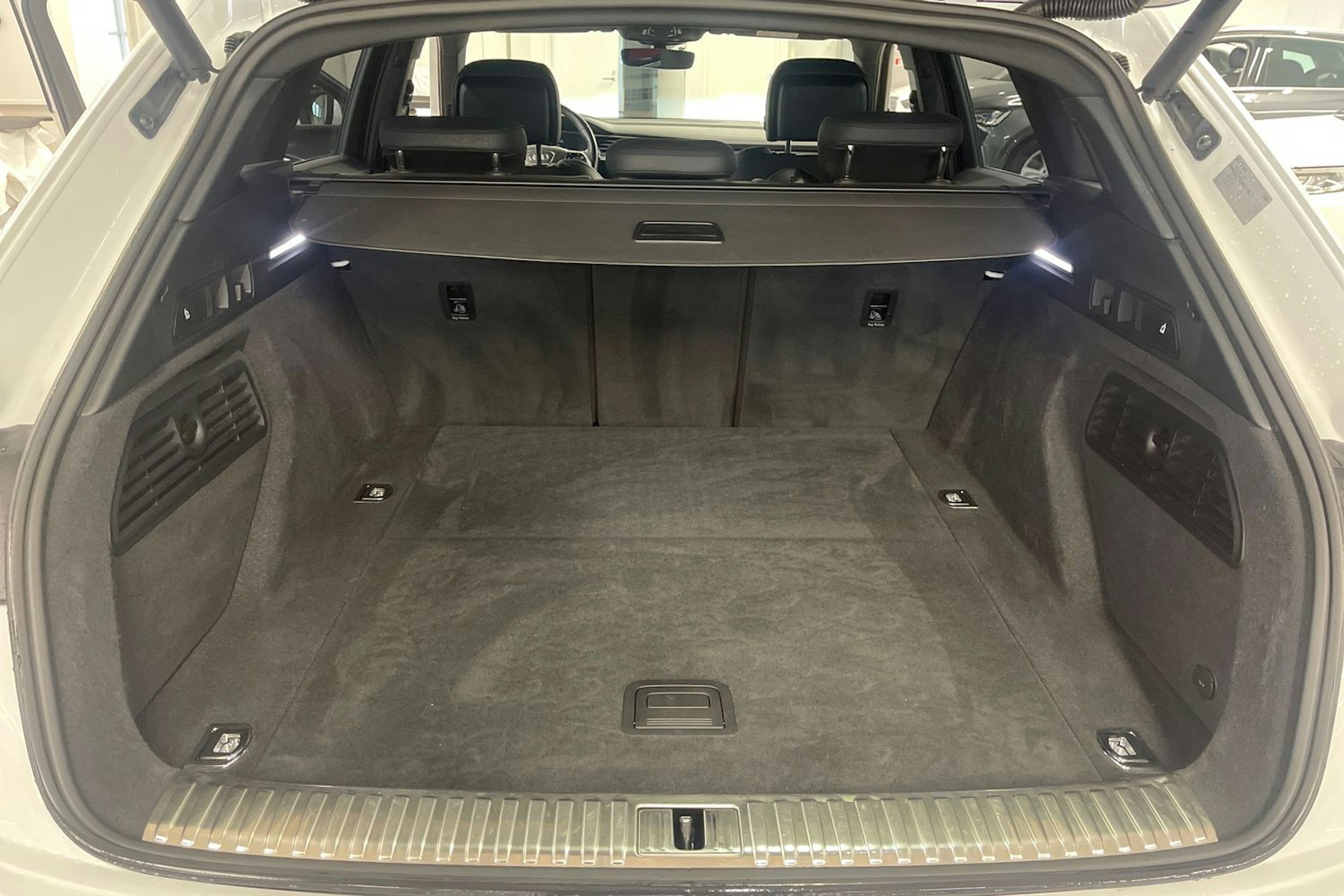 valkoinen Audi e-tron 2019 kuva 23.