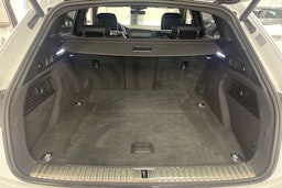 valkoinen Audi e-tron 2019 kuva 23.