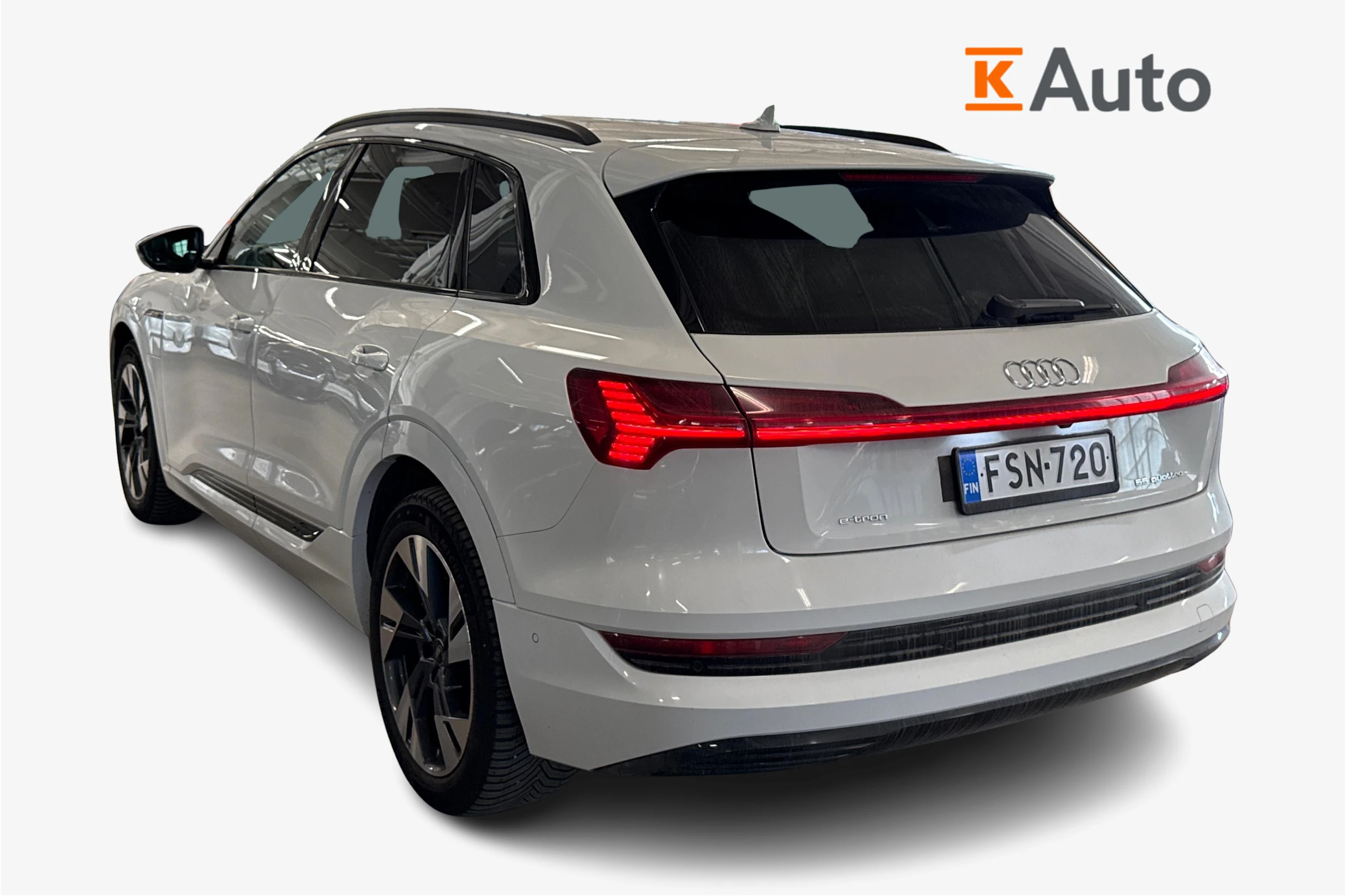 valkoinen Audi e-tron 2019 kuva 2.