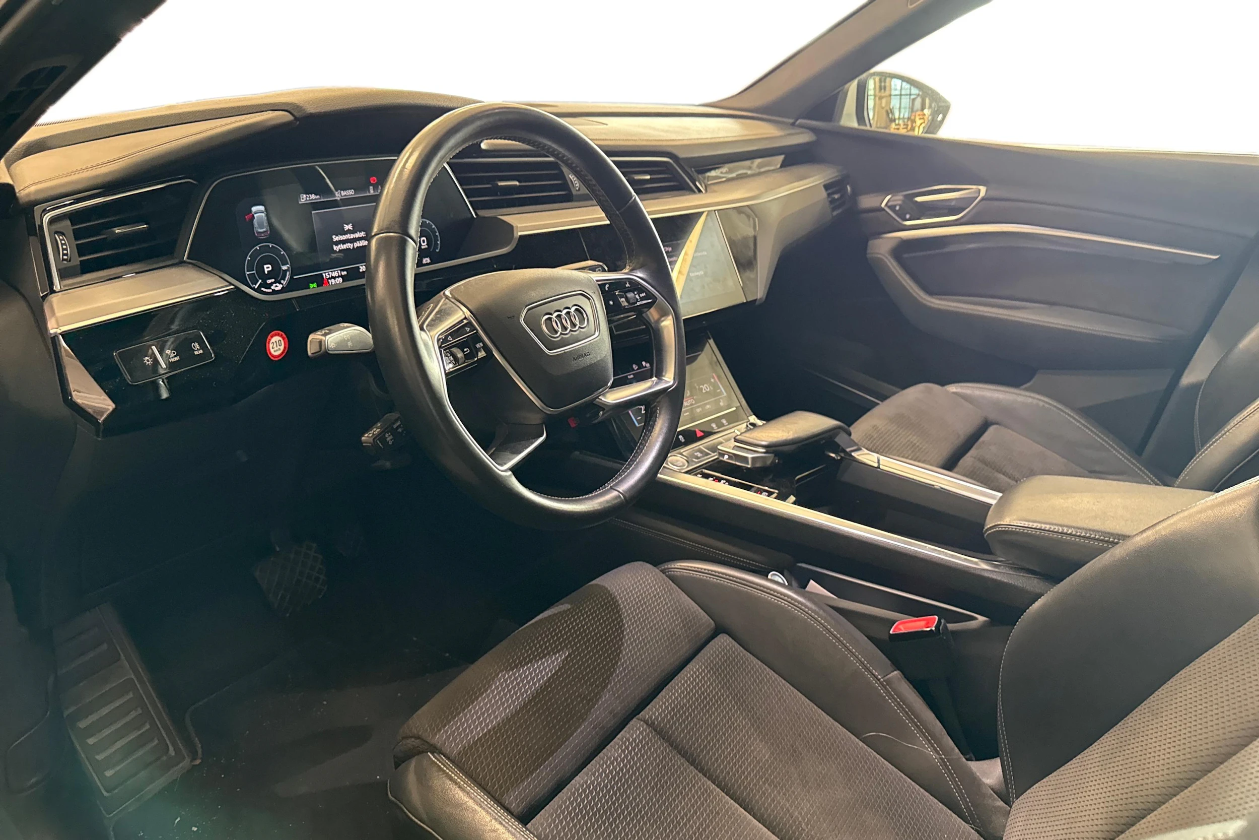 valkoinen Audi e-tron 2019 kuva 3.
