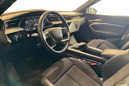 valkoinen Audi e-tron 2019 kuva 3.