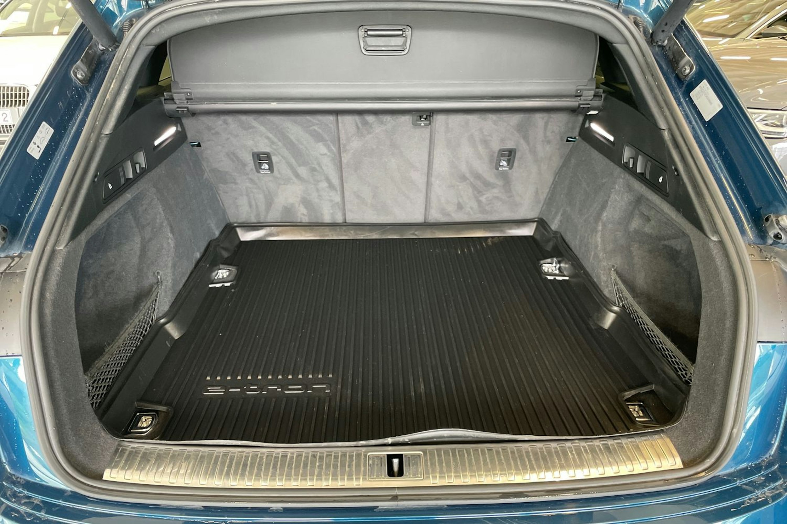 Vihreä Audi e-tron 2019 kuva 14.