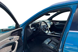 Sininen Audi e-tron 2019 kuva 3.