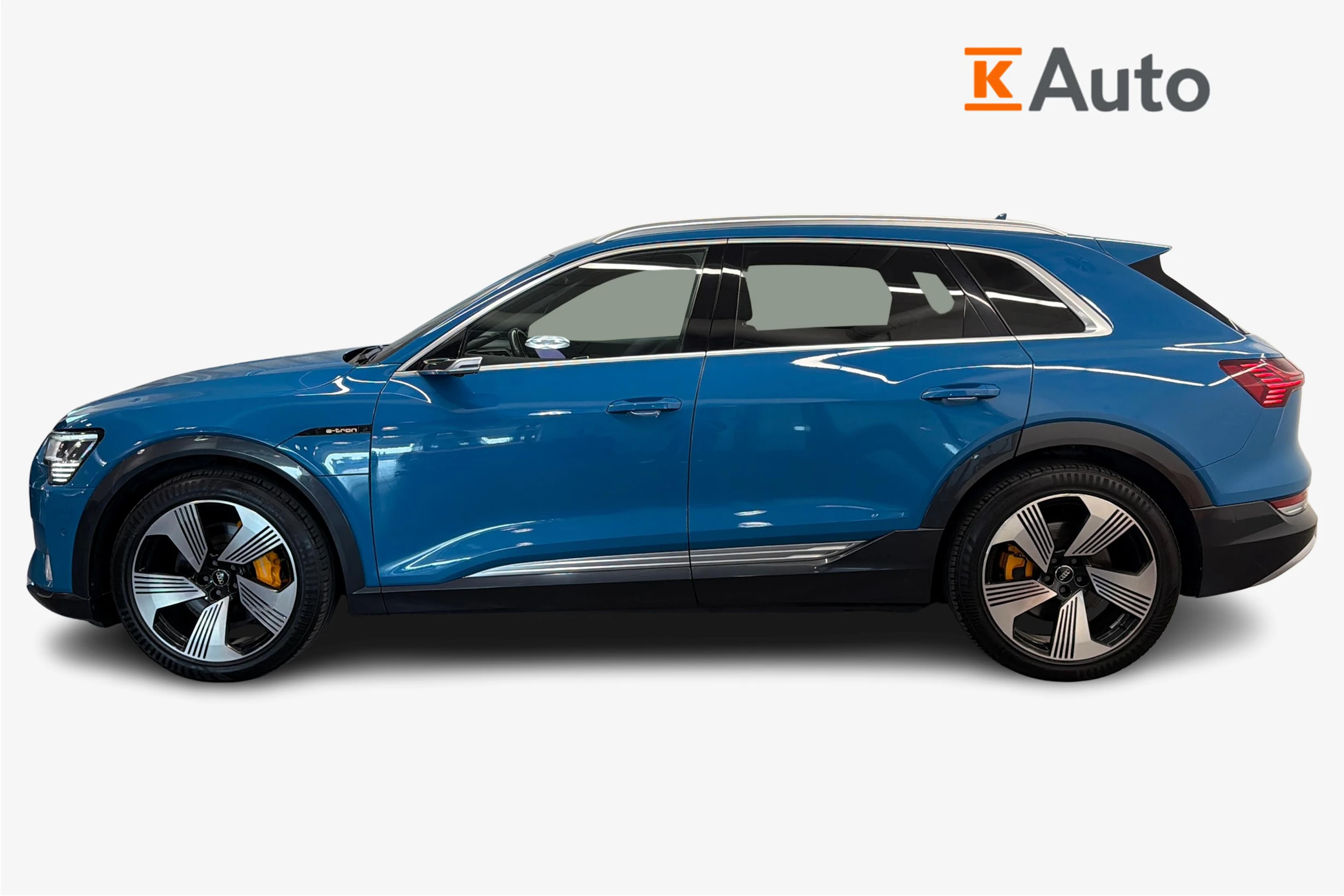 Sininen Audi e-tron 2019 kuva 5.