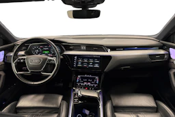 Sininen Audi e-tron 2019 kuva 7.