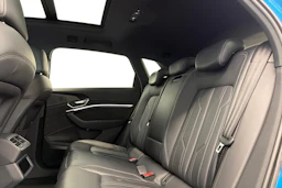 Sininen Audi e-tron 2019 kuva 8.