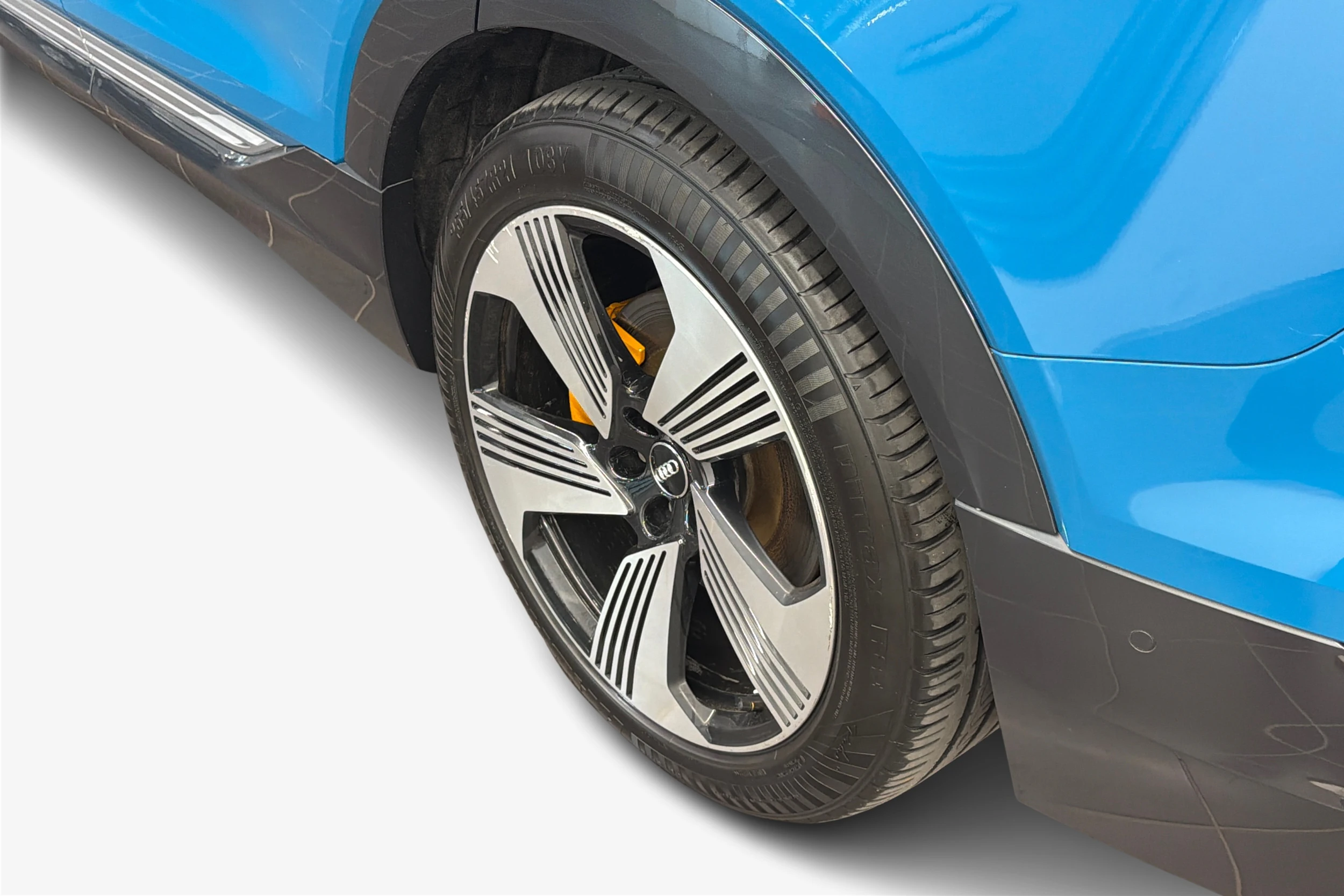 Sininen Audi e-tron 2019 kuva 9.
