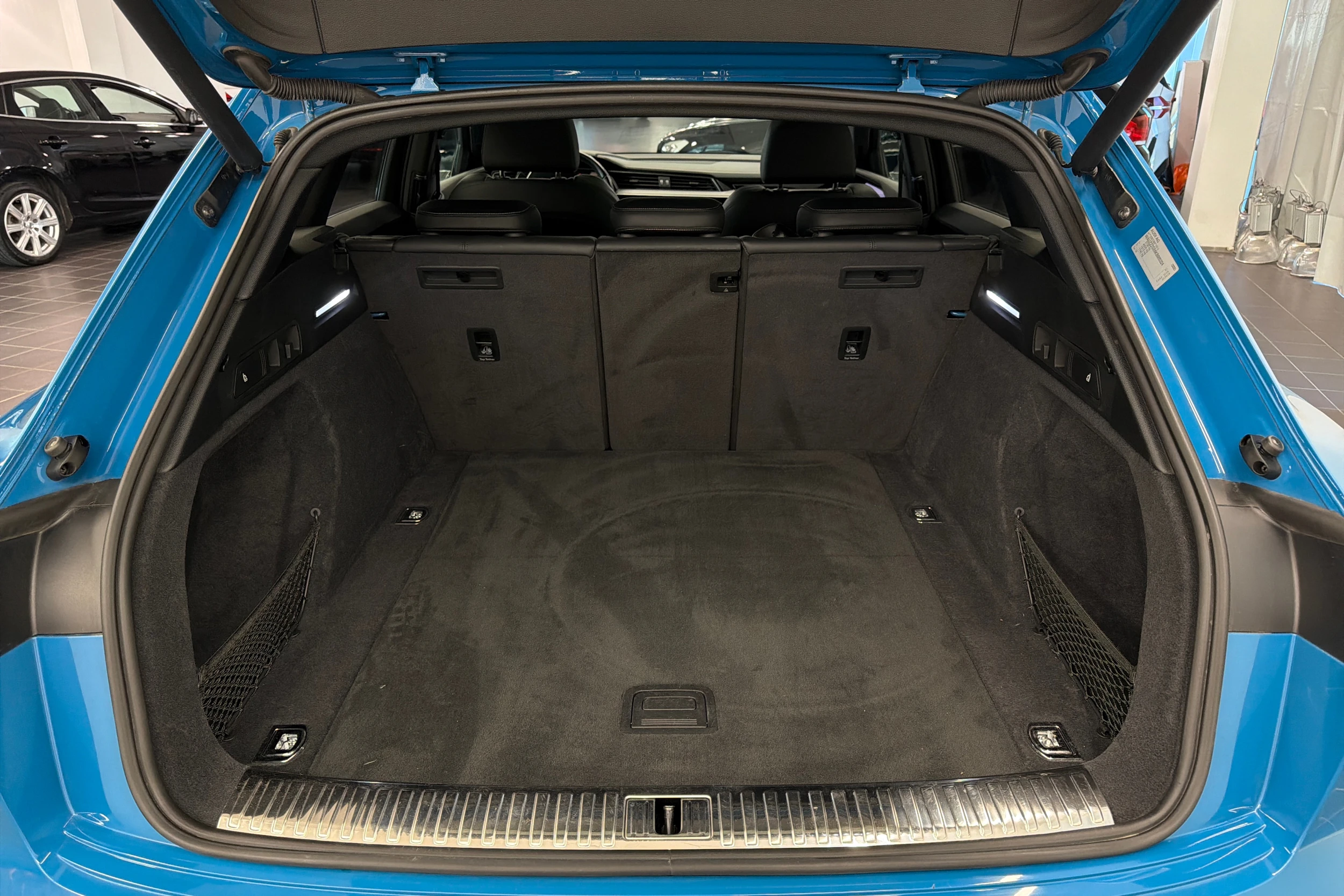 Sininen Audi e-tron 2019 kuva 11.