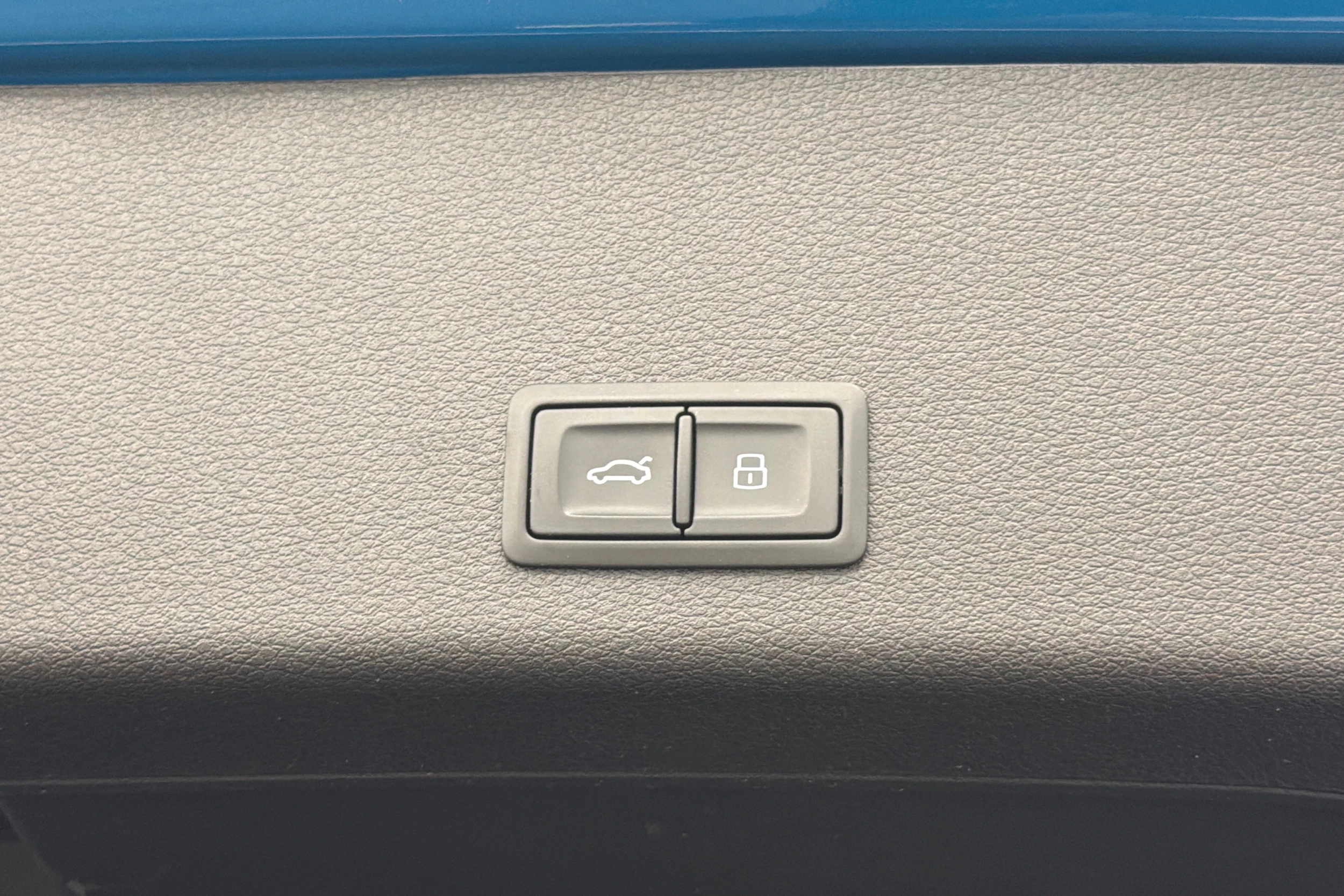 Sininen Audi e-tron 2019 kuva 12.