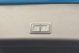 Sininen Audi e-tron 2019 kuva 12.