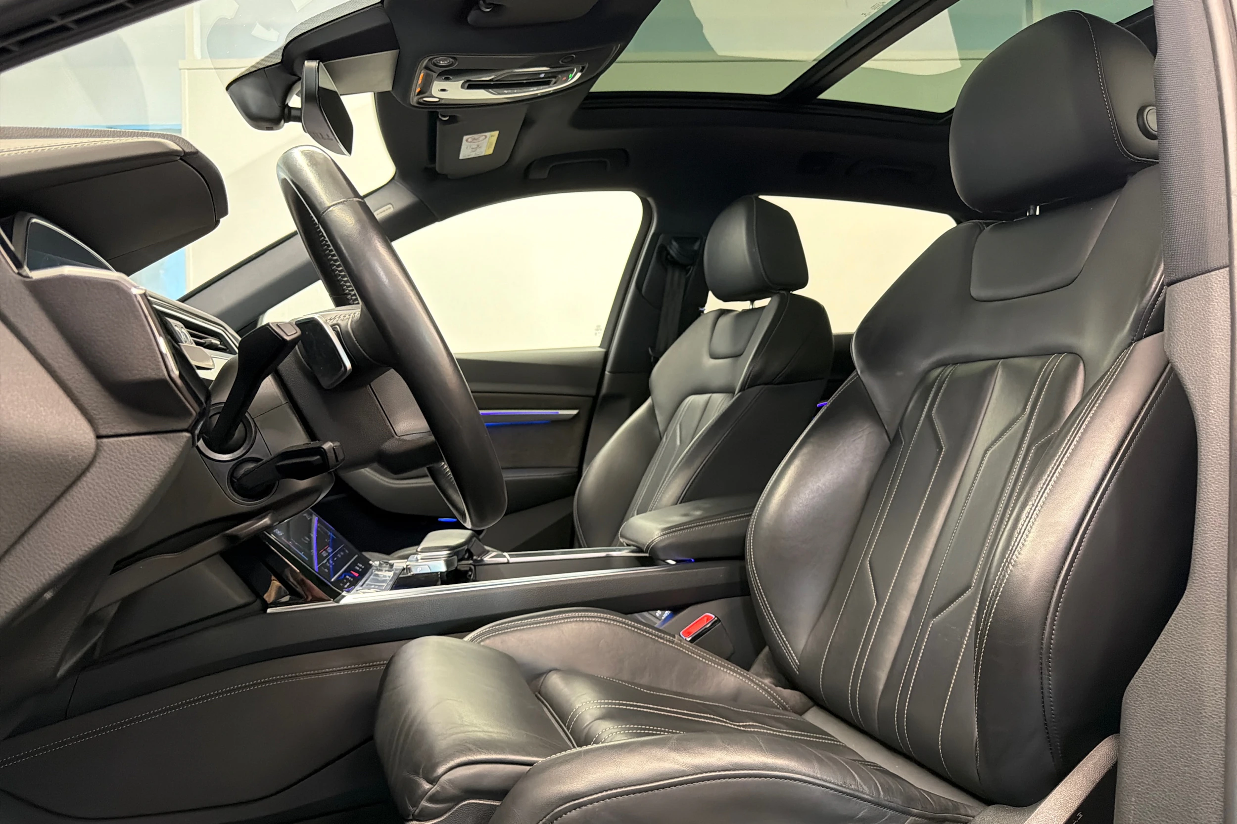Sininen Audi e-tron 2019 kuva 13.