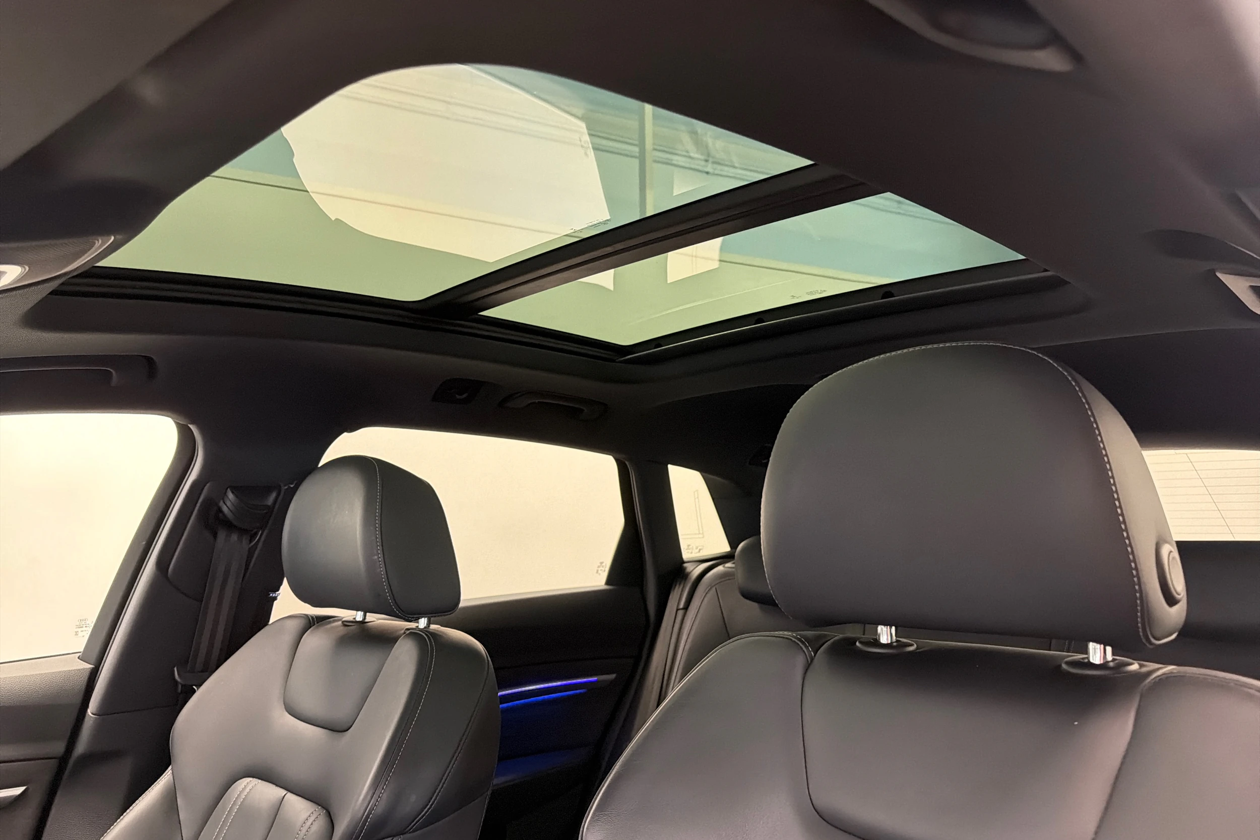 Sininen Audi e-tron 2019 kuva 15.