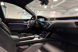 Sininen Audi e-tron 2019 kuva 16.