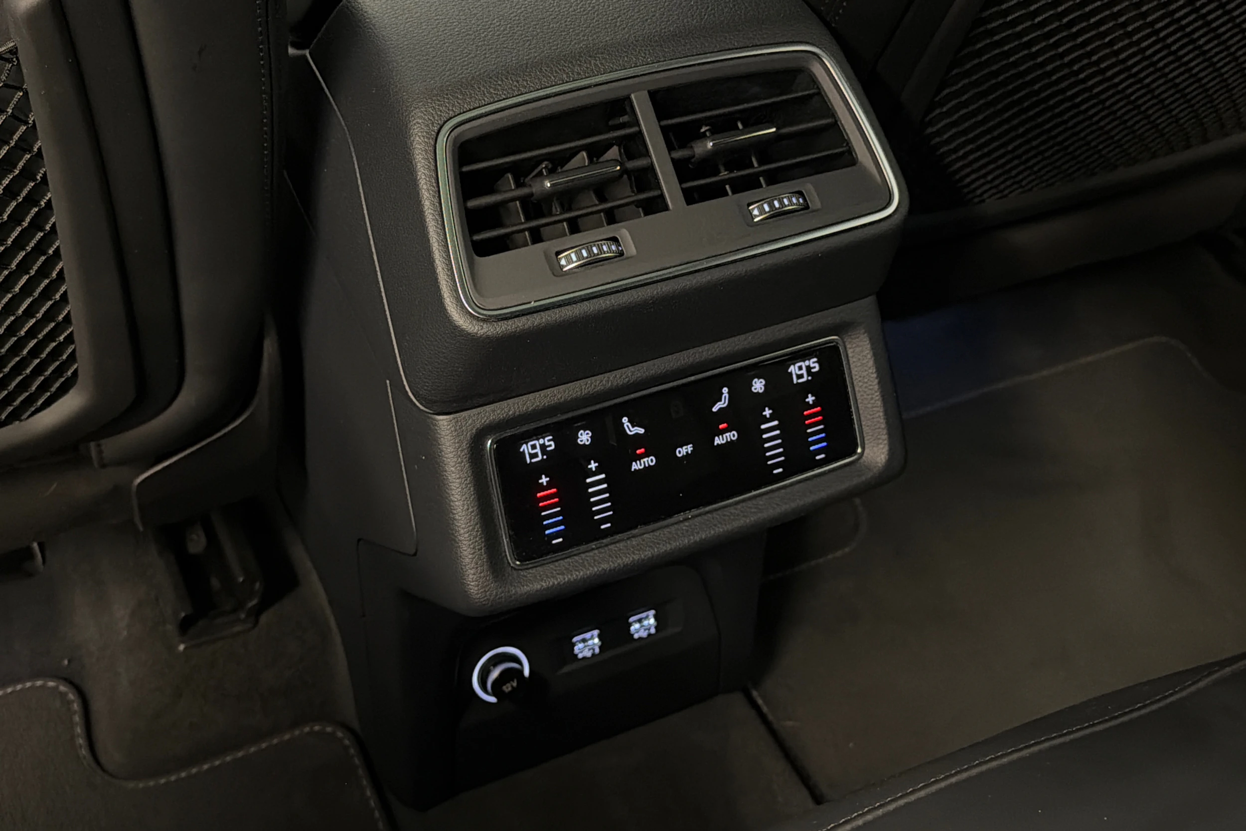 Sininen Audi e-tron 2019 kuva 17.