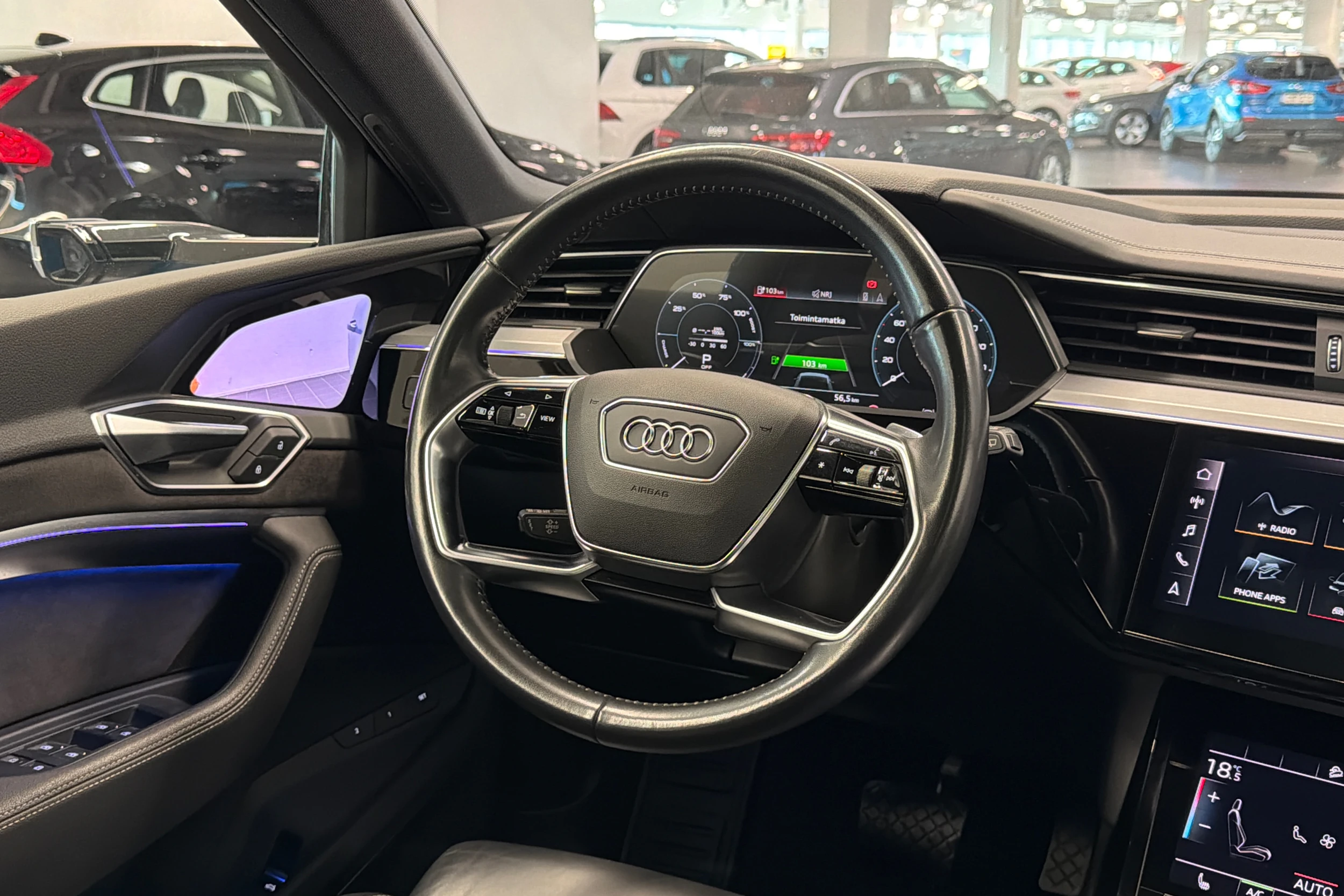 Sininen Audi e-tron 2019 kuva 18.