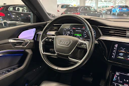 Sininen Audi e-tron 2019 kuva 18.