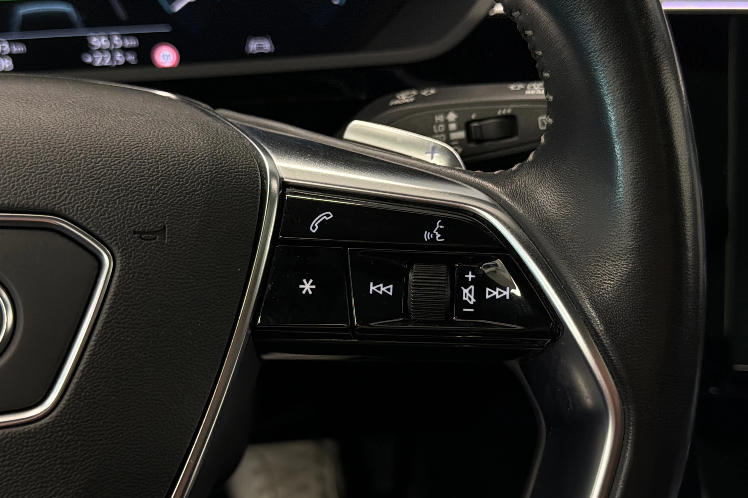 Sininen Audi e-tron 2019 kuva 20.