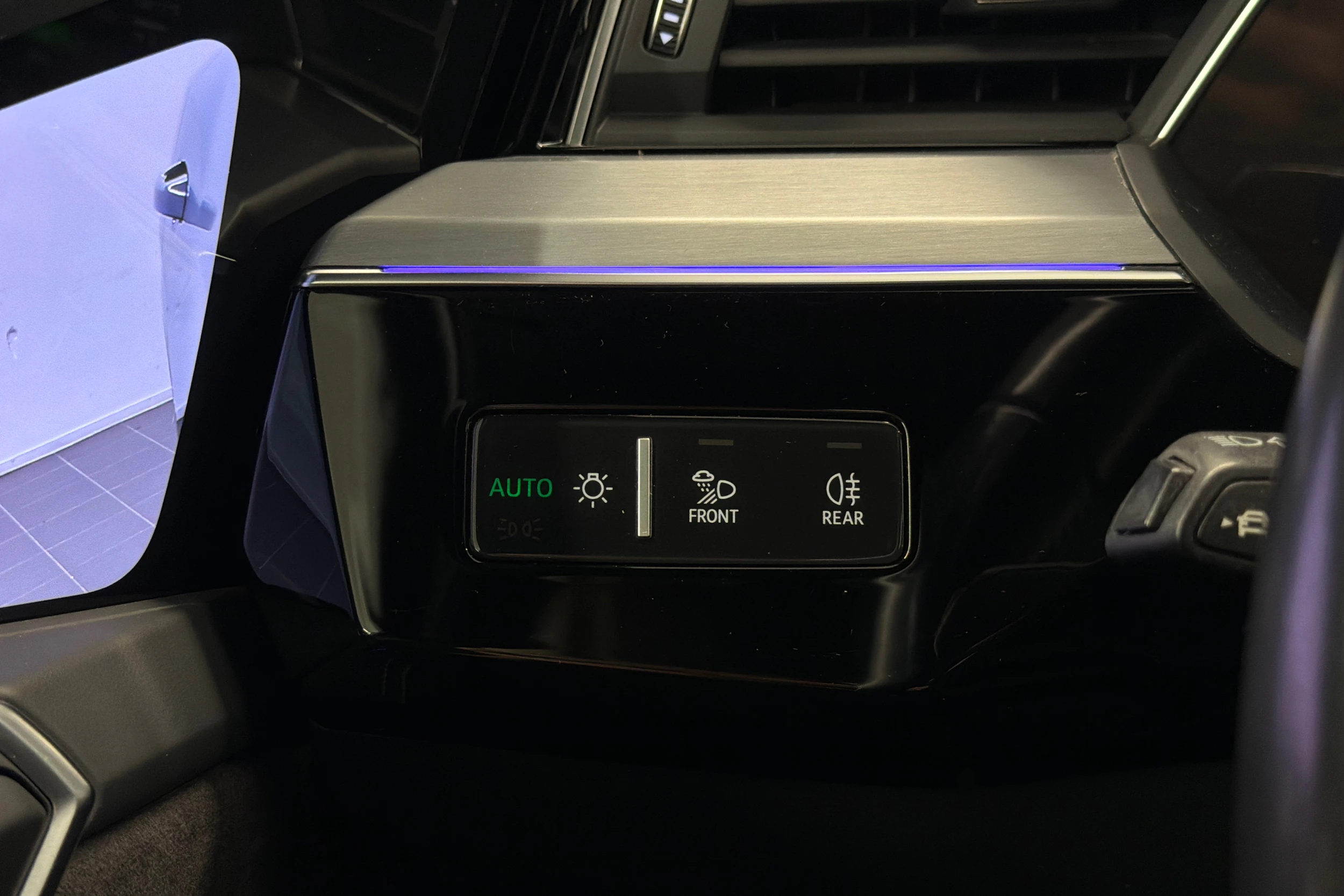 Sininen Audi e-tron 2019 kuva 22.