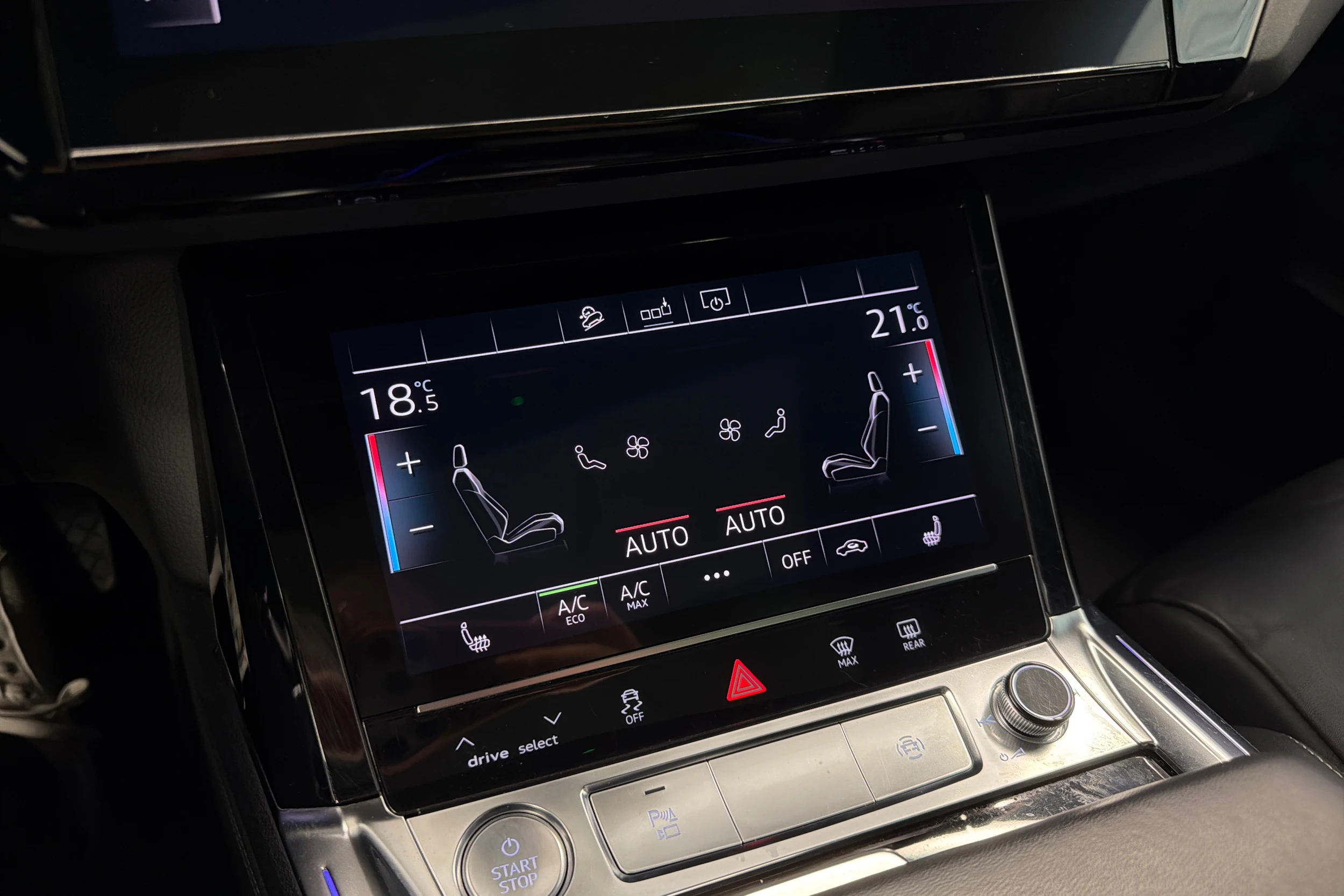 Sininen Audi e-tron 2019 kuva 28.