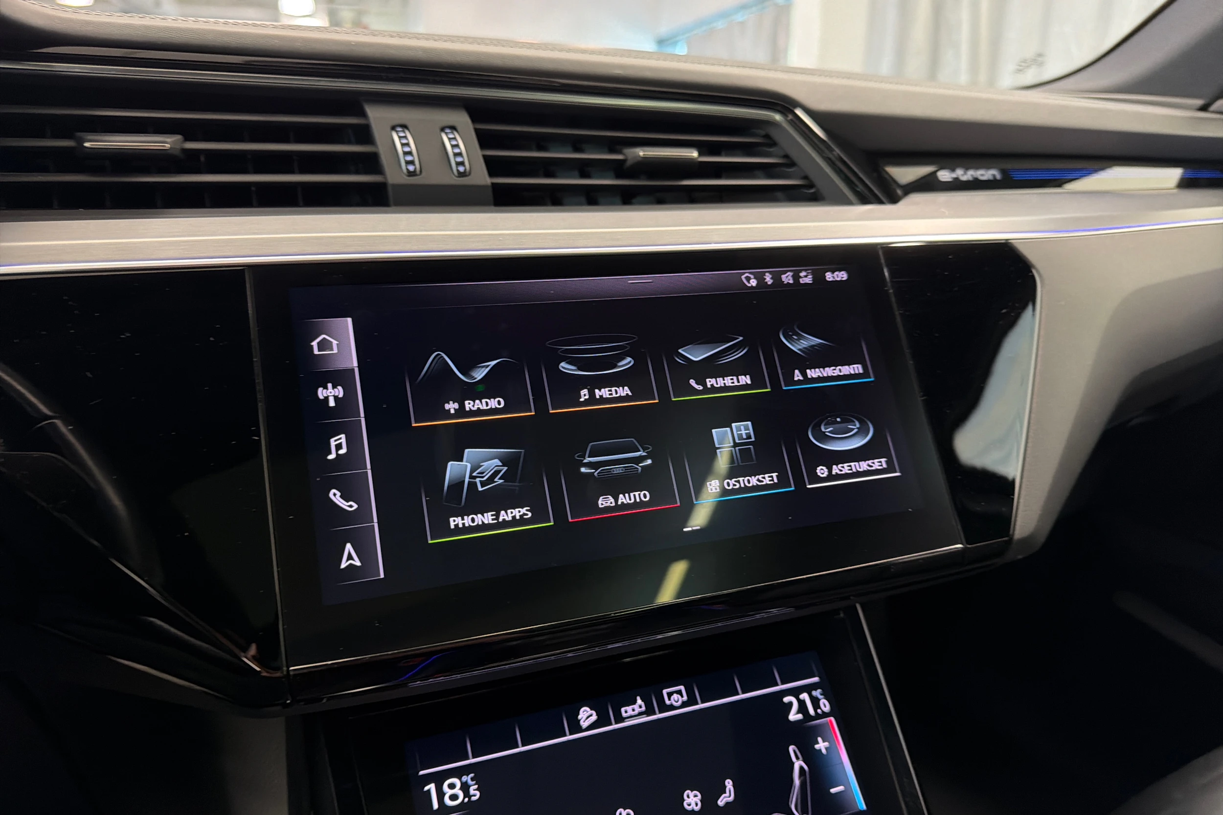 Sininen Audi e-tron 2019 kuva 29.
