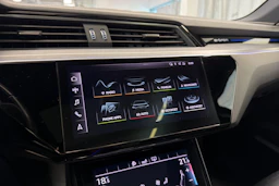Sininen Audi e-tron 2019 kuva 29.