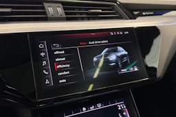 Sininen Audi e-tron 2019 kuva 31.