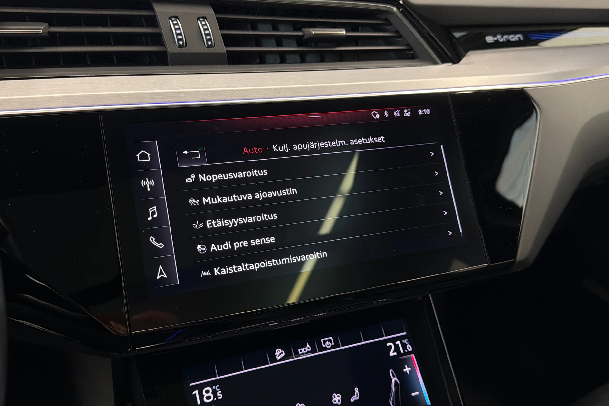 Sininen Audi e-tron 2019 kuva 32.