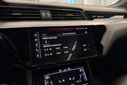 Sininen Audi e-tron 2019 kuva 34.