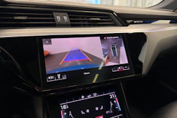 Sininen Audi e-tron 2019 kuva 36.