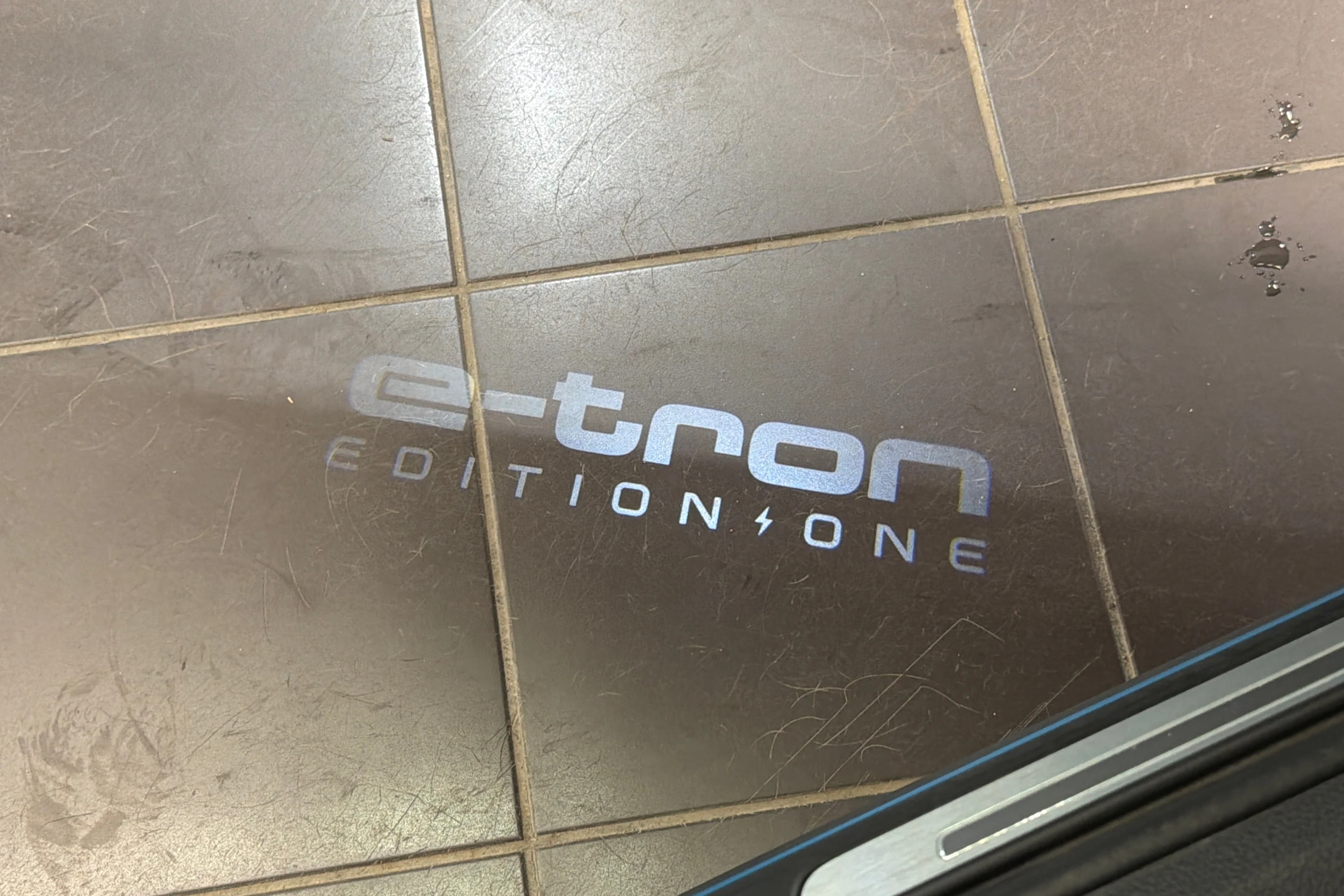 Sininen Audi e-tron 2019 kuva 38.