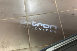 Sininen Audi e-tron 2019 kuva 38.