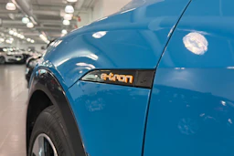 Sininen Audi e-tron 2019 kuva 39.