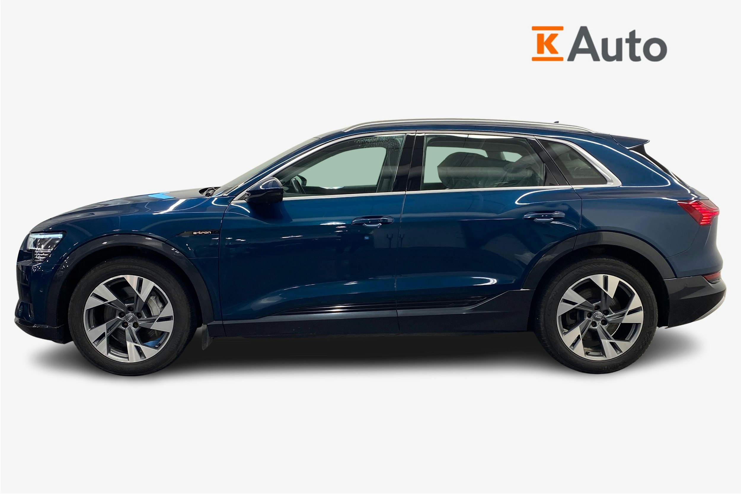 sininen Audi e-tron 2019 kuva 5.